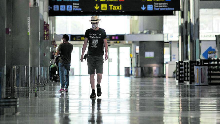 Imagen de archivo de un turista en el aeropuerto de Tenerife Sur, donde llegaron los primeros vuelos de TUI este mes.