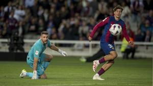 Marc Guiu supera a Unai Simón y da el triunfo al Barça sobre el Athletic de Bilbao en Montjuïc.