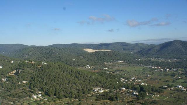 Imagen aérea de diferentes parcelas con fincas rústicas en el centro de Ibiza. | C.N.