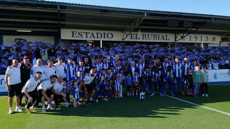 El Águilas recibe sobre el 
césped de El Rubial el 
trofeo de campeón.  j.z.