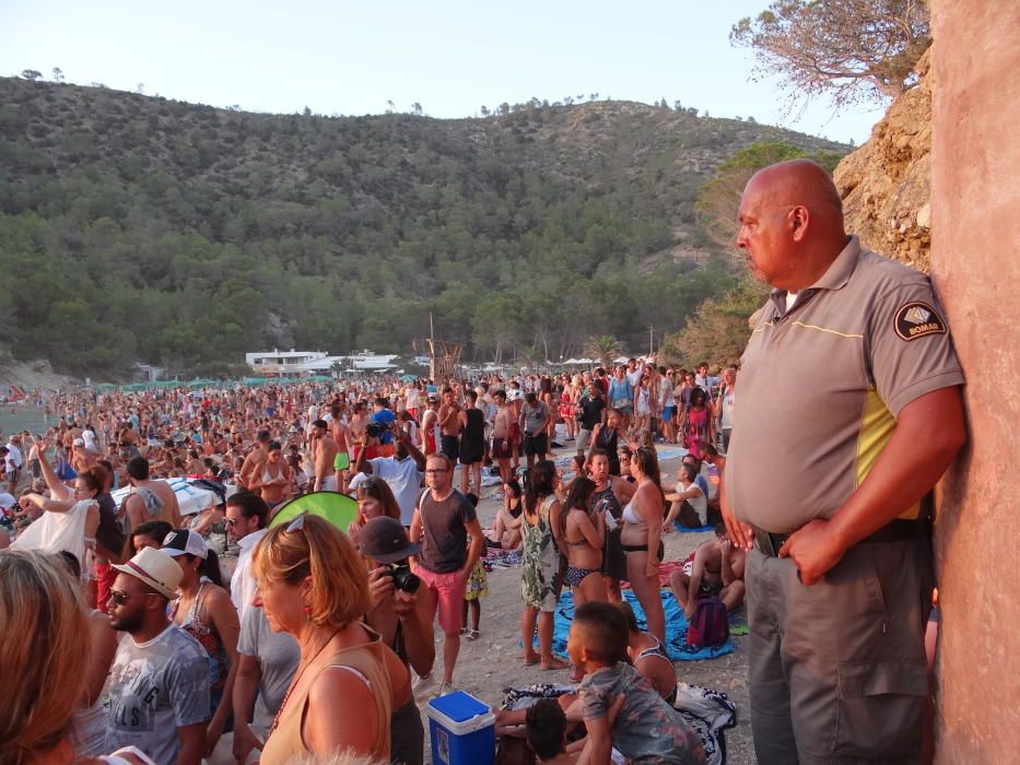 Masificación en Benirràs (Ibiza)