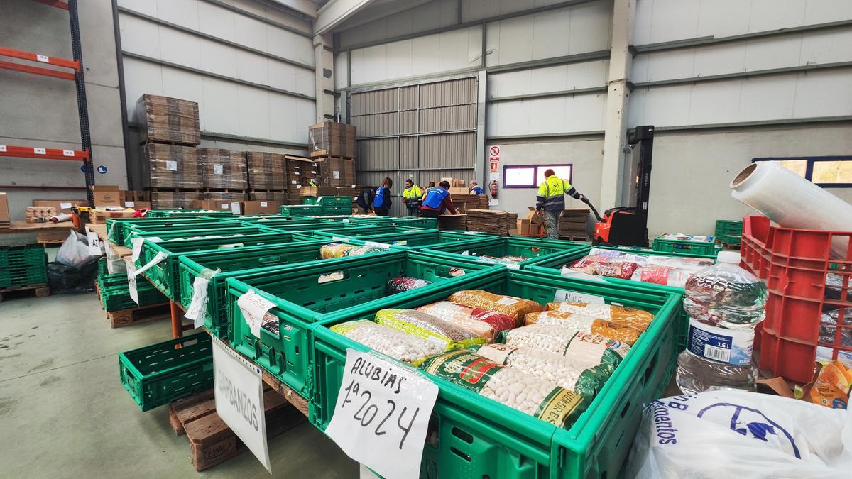 Voluntarios empaquetando comida en las instalaciones del Banco de Alimentos. | A. Velasco