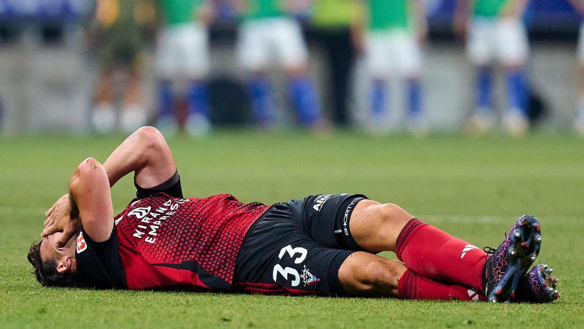 Víctor Parada lamentándose tras no conseguir el ascenso