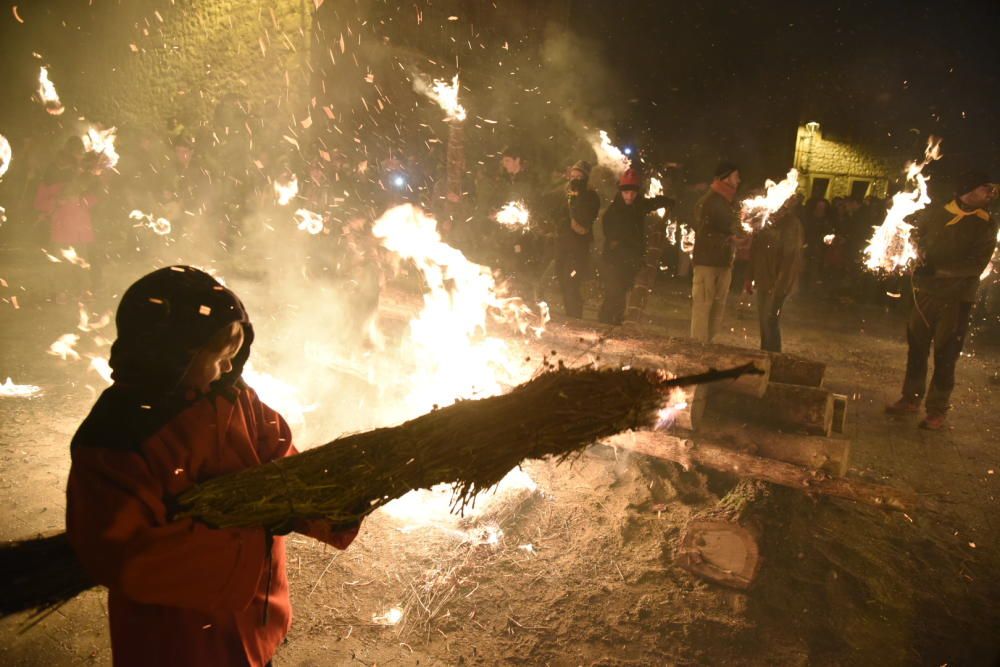 Participants en la baixada d'aquest dissabte a la nit a Sant Julià de Cerdanyola