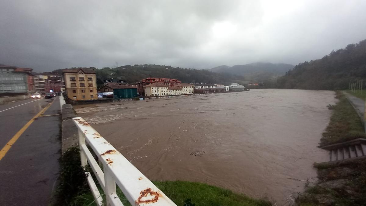 Temporal en Asturias: la lluvia complica la situación en muchos puntos de la región, con alerta amarilla