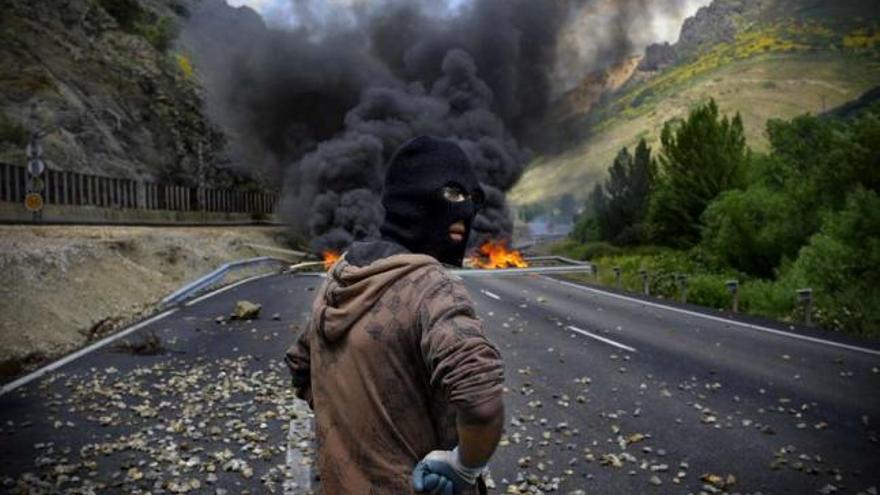 La imagen premiada, tomada durante el conflicto minero en la localidad asturiana de Ciñera. // Miguel Riopa/AFP