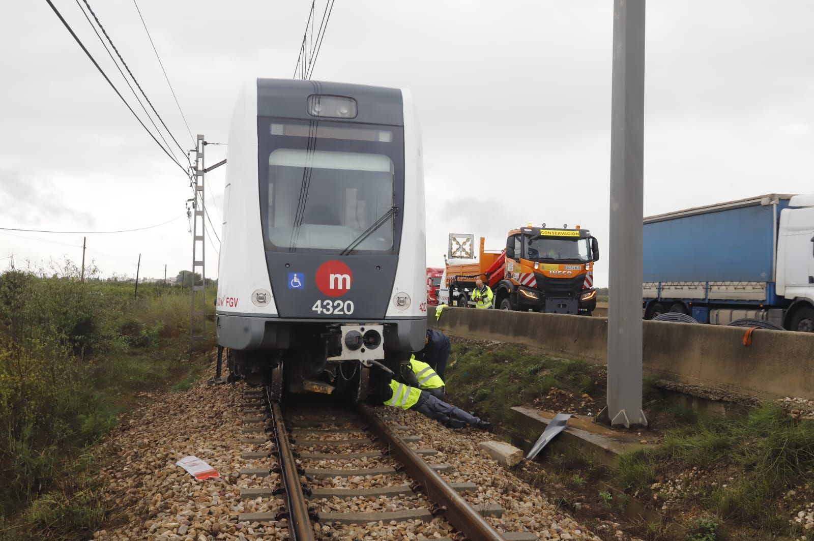 Sin línea de metro y la A-7 cortada tras el choque de un camión con un muro en l'Alcúdia