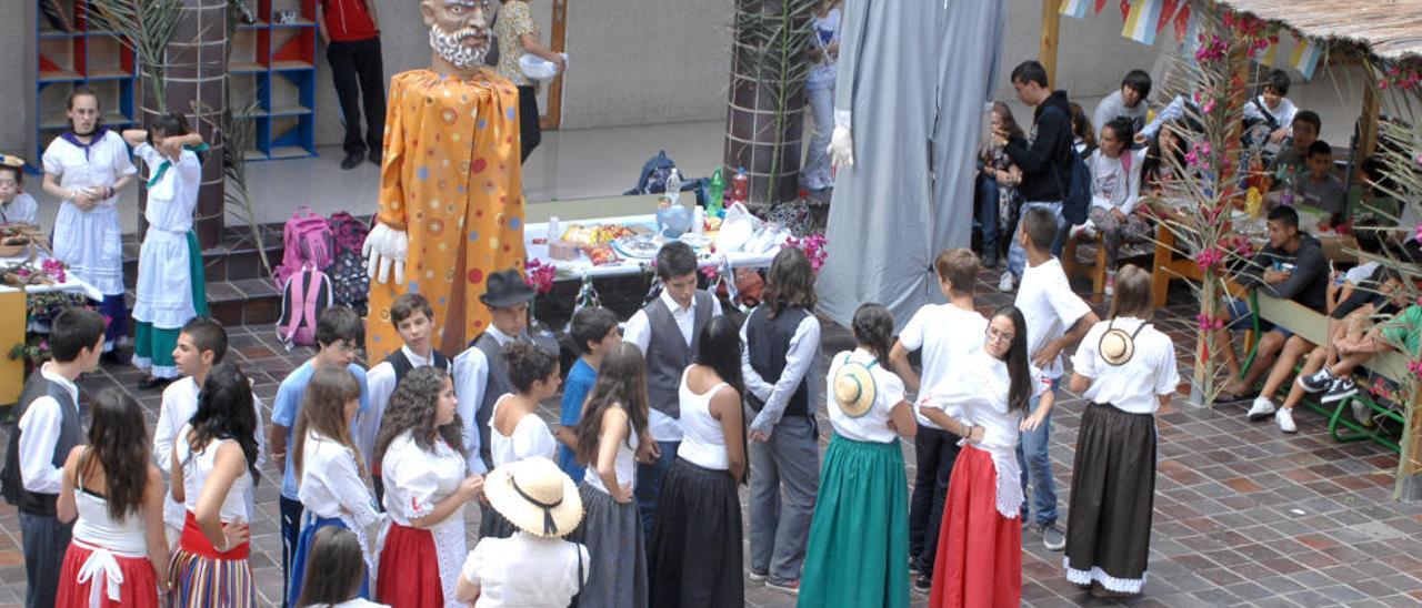 Alumnos celebrando el Día de Canarias.