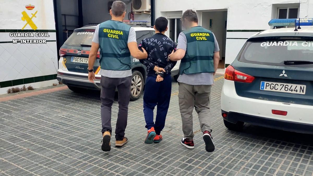Momento de la detención de los supuestos ladrones por parte de la Guardia Civil