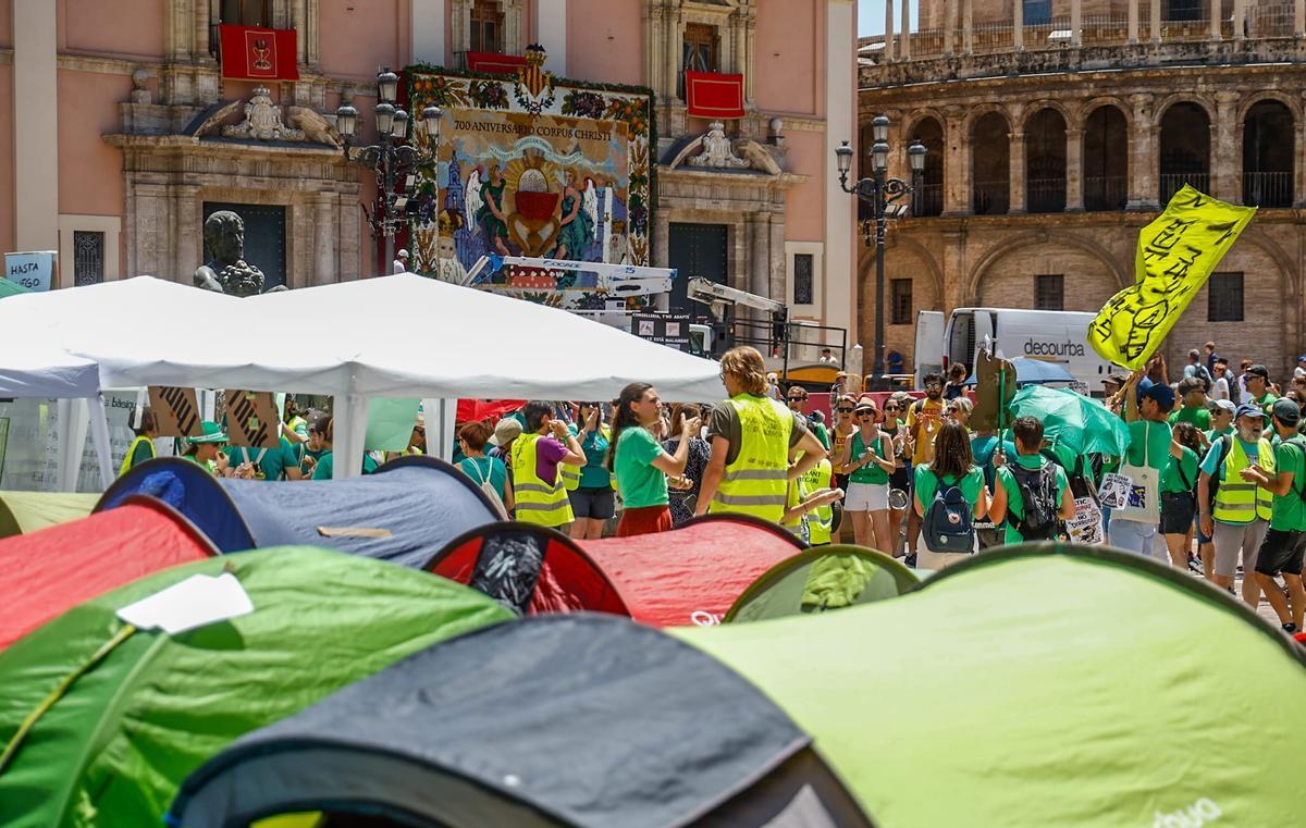 Docentes en huelga y organizadores de la fiesta del Corpus conviven en la plaza de la Virgen