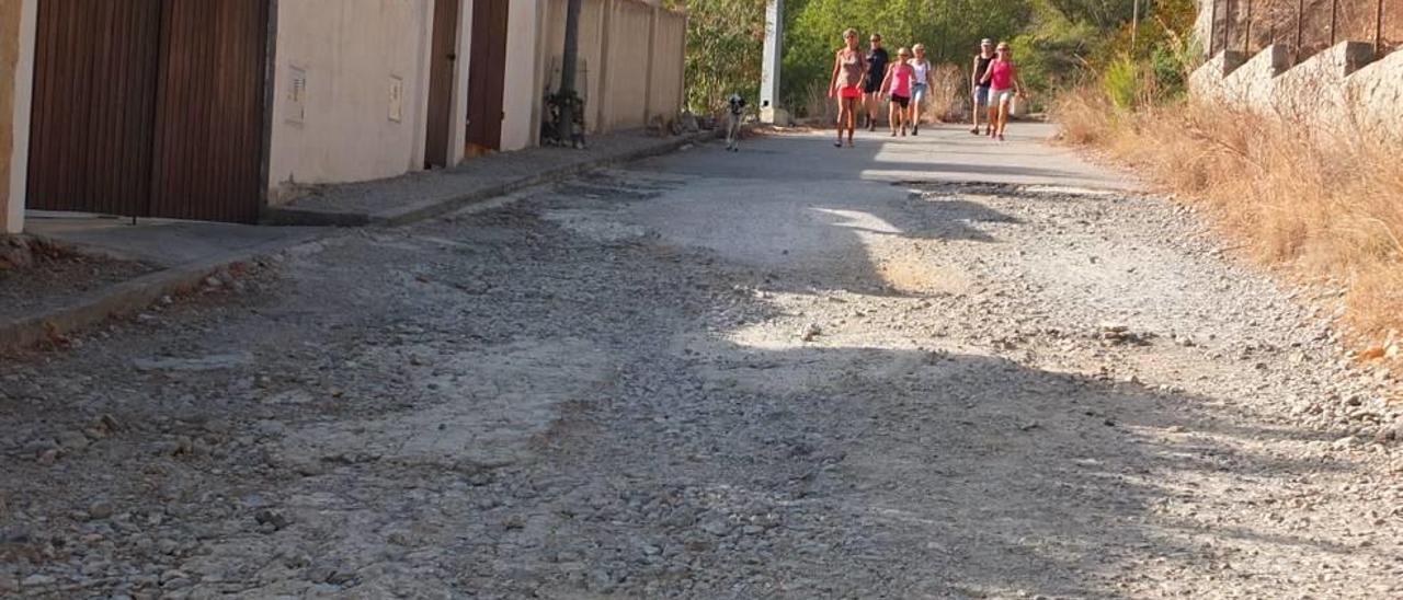 Calle sin asfaltar en la urbanización de Muleta I.