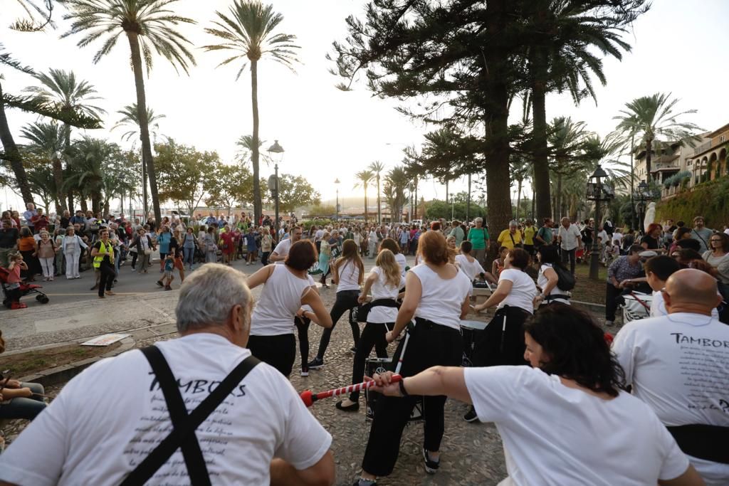 Cientos de personas protestan ante el Consolat contra la masificación turística