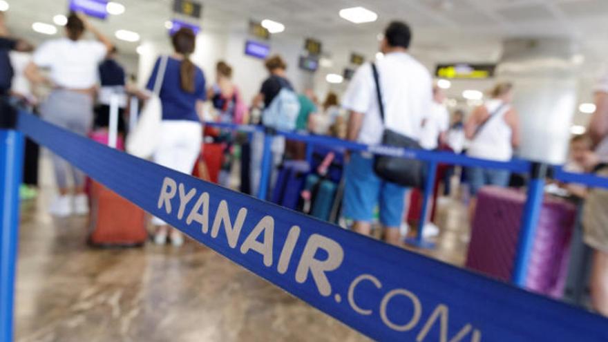 Mostradores de facturación de la compañía Ryanair en el aeropuerto Tenerife Sur.