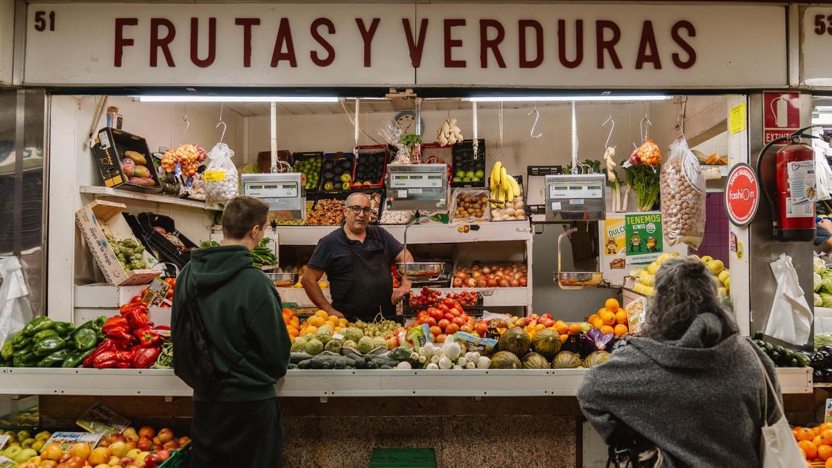 04.11.2024. MADRID. Pablo, uno de los hermanos dueños de la fruteria Hermanos Gonzalez-Sanz. Foto: Alba Vigaray