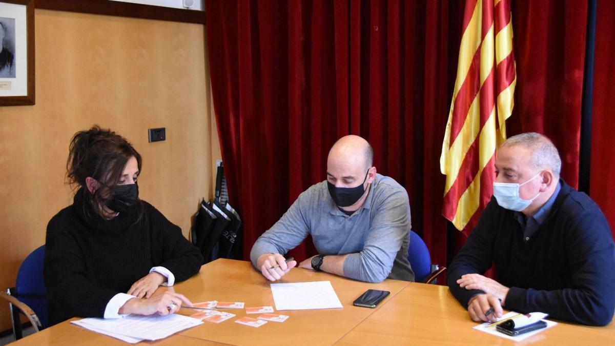 Dolors Rosset i Joan Casabó, tècnica  i regidor de Promoció Econòmica, i l’alcalde Robert Mundet.  | AJUNTAMENT DE CASSÀ