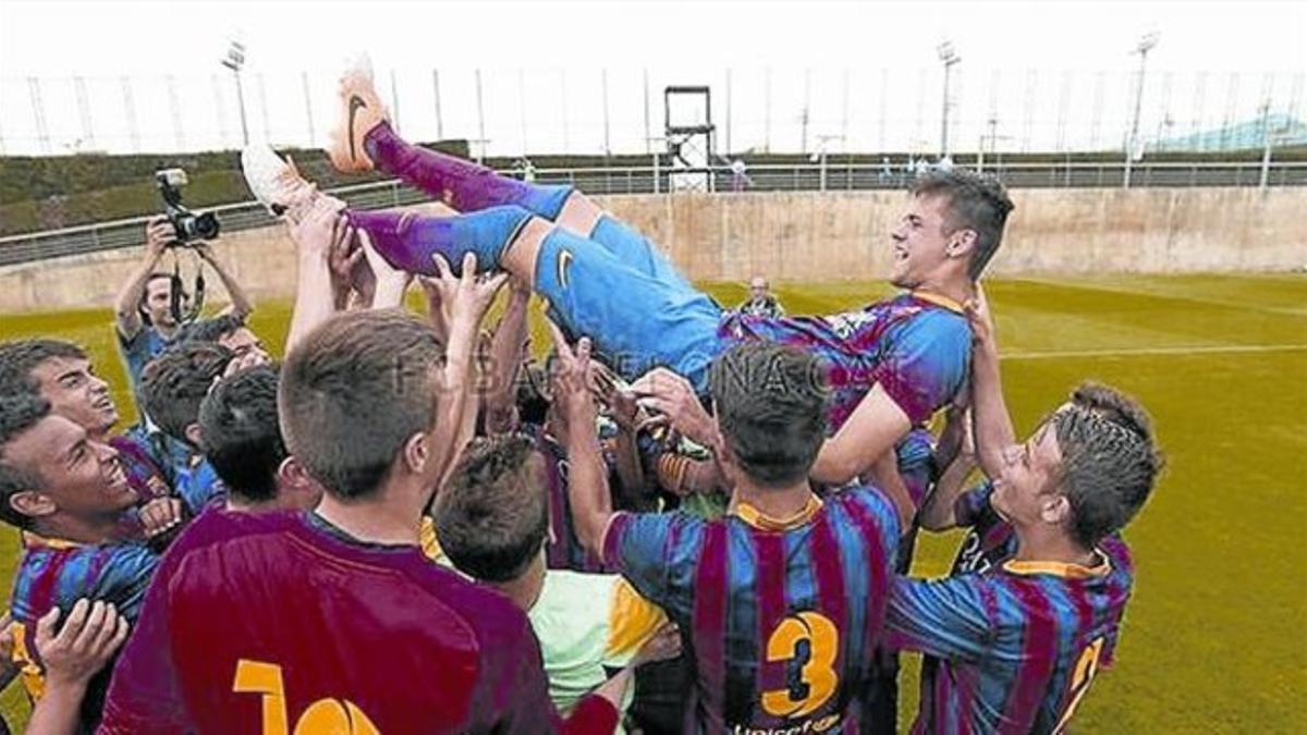 ADRIÀ VILANOVA, MANTEADO TRAS GANAR LA LIGA_MEDIA_2