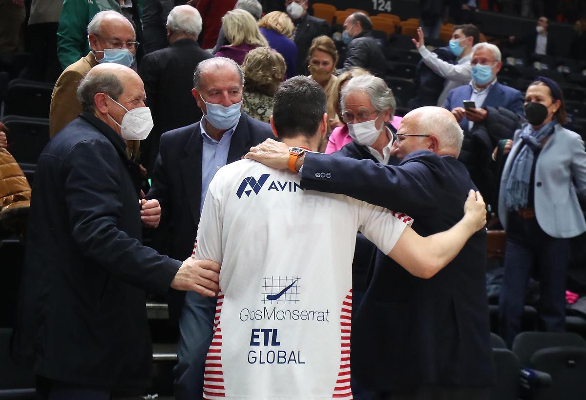 Juan Roig, Paco Raga y Manuel Llorente, junto a Rafa Martínez en La Fonteta