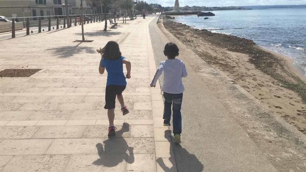 Coronavirus en Mallorca: Los niños disfrutan de sus primeras horas de libertad en las calles de Mallorca