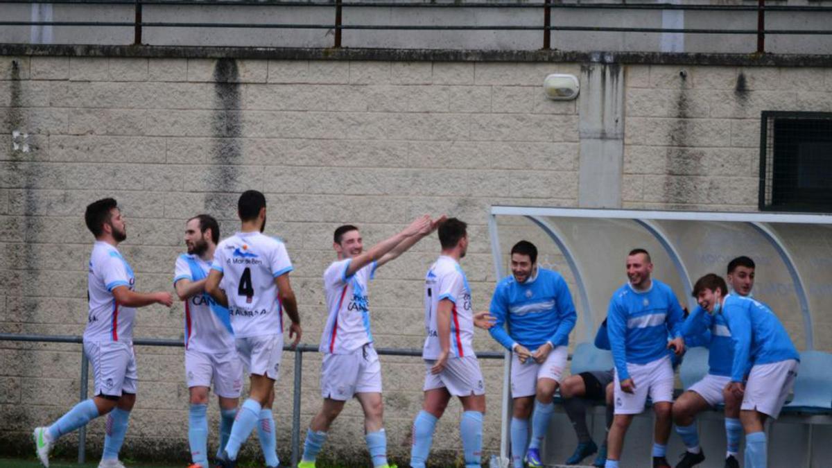 La plantilla del Cruceiro celebrando uno de los goles. |  // G.N.