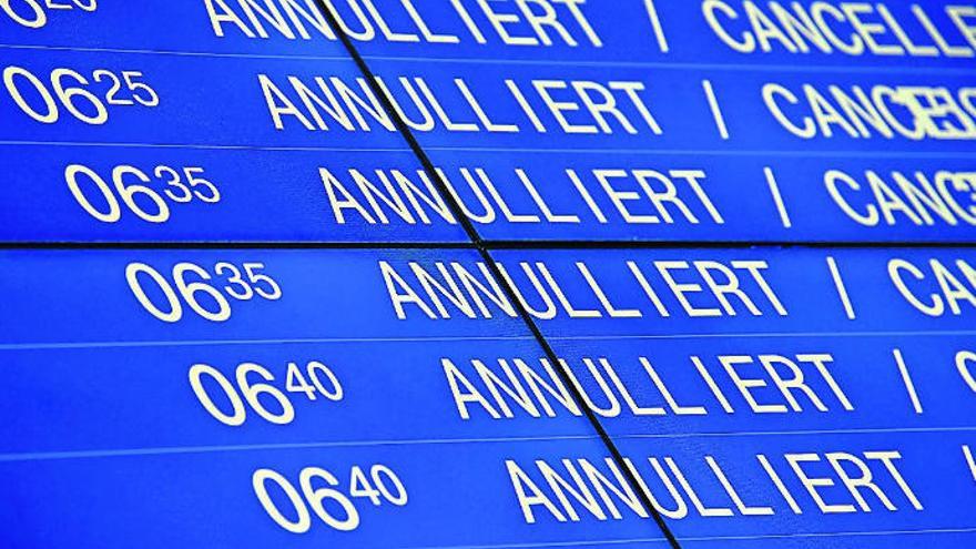 Uno de los paneles informativos del aeropuerto de Stuttgart, en Alemania, muestra los vuelos cancelados.