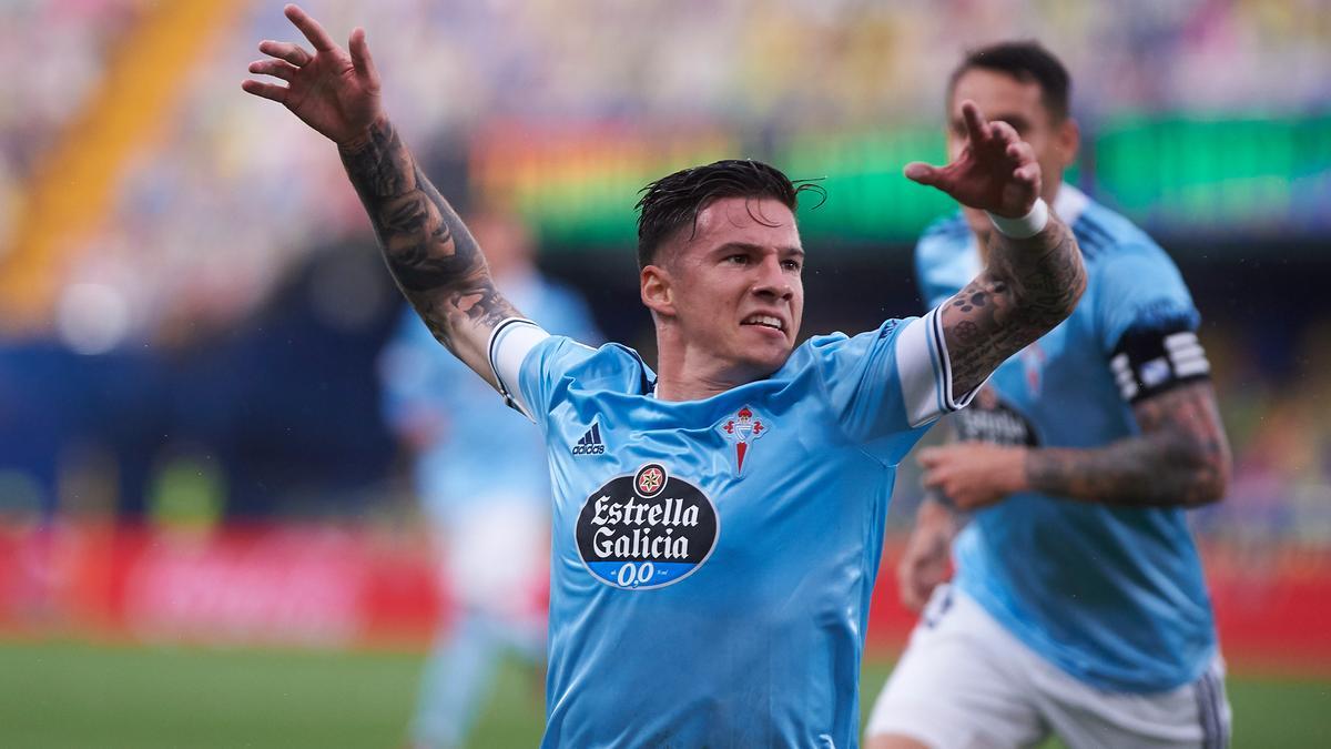 Santi Mina celebra uno de sus goles al Villarreal.