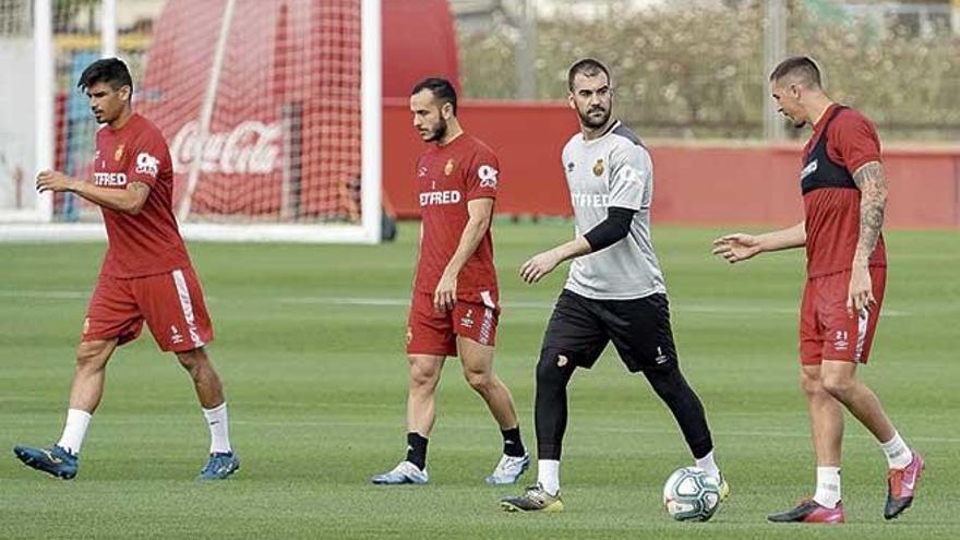 Manolo Reina, junto a varios compaÃ±eros, en la sesiÃ³n de entrenamiento que los futbolistas del Mallorca realizaron ayer en Son Bibiloni.