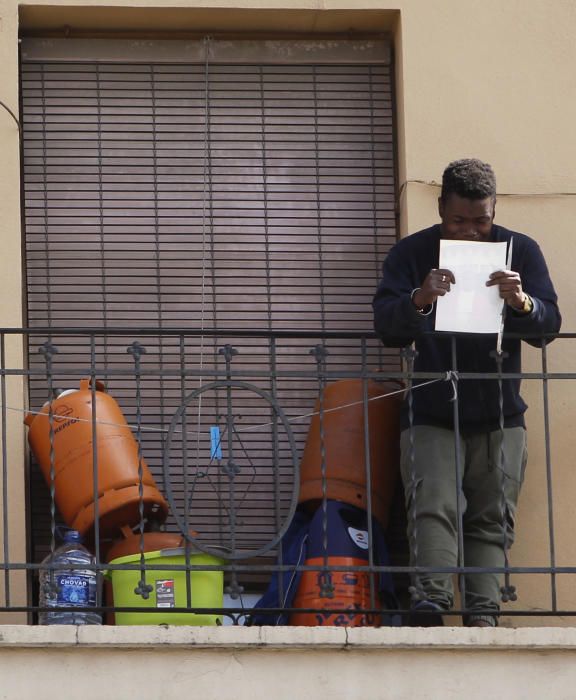 Un hombre se atrinchera armado en València