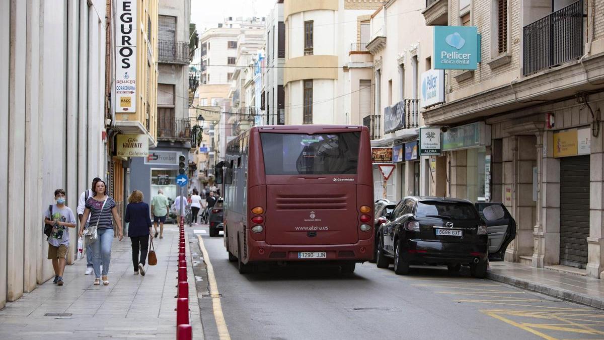 Un autobús del servicio municipal, en la calle Hort dels Frares, en una imagen de archivo.