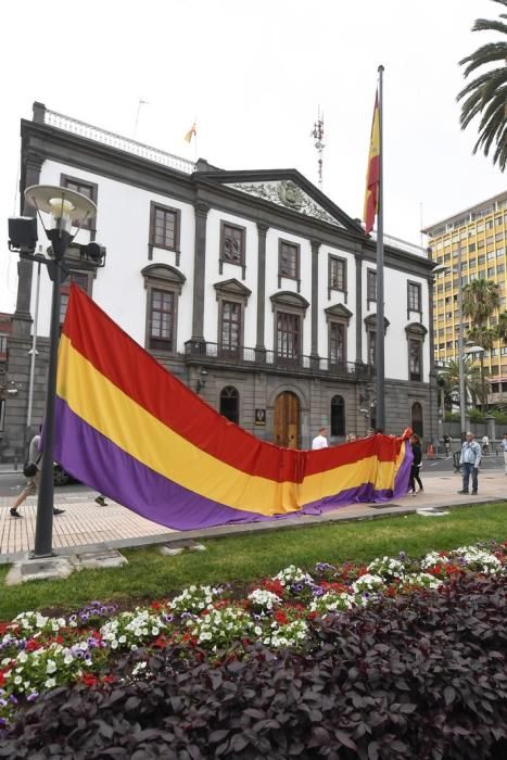 17-07-19 CANARIAS Y ECONOMIA. PARQUE DE SAN TELMO. LAS PALMAS DE GRAN CANARIA. Manifestacion, concentracion y despliegue de la bandera republicana delante del Palacio Militar. Fotos: Juan Castro.  | 17/07/2019 | Fotógrafo: Juan Carlos Castro