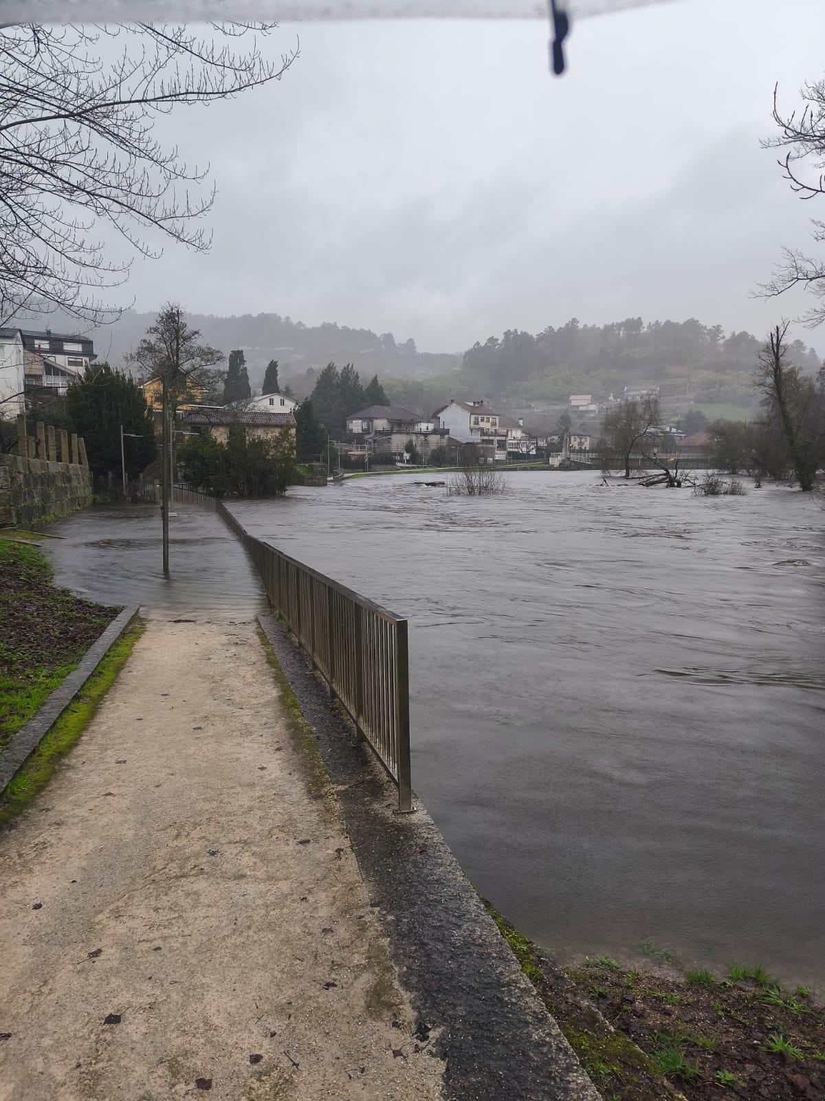 Zona fluvial del Avia anegada a su paso por Leiro.
