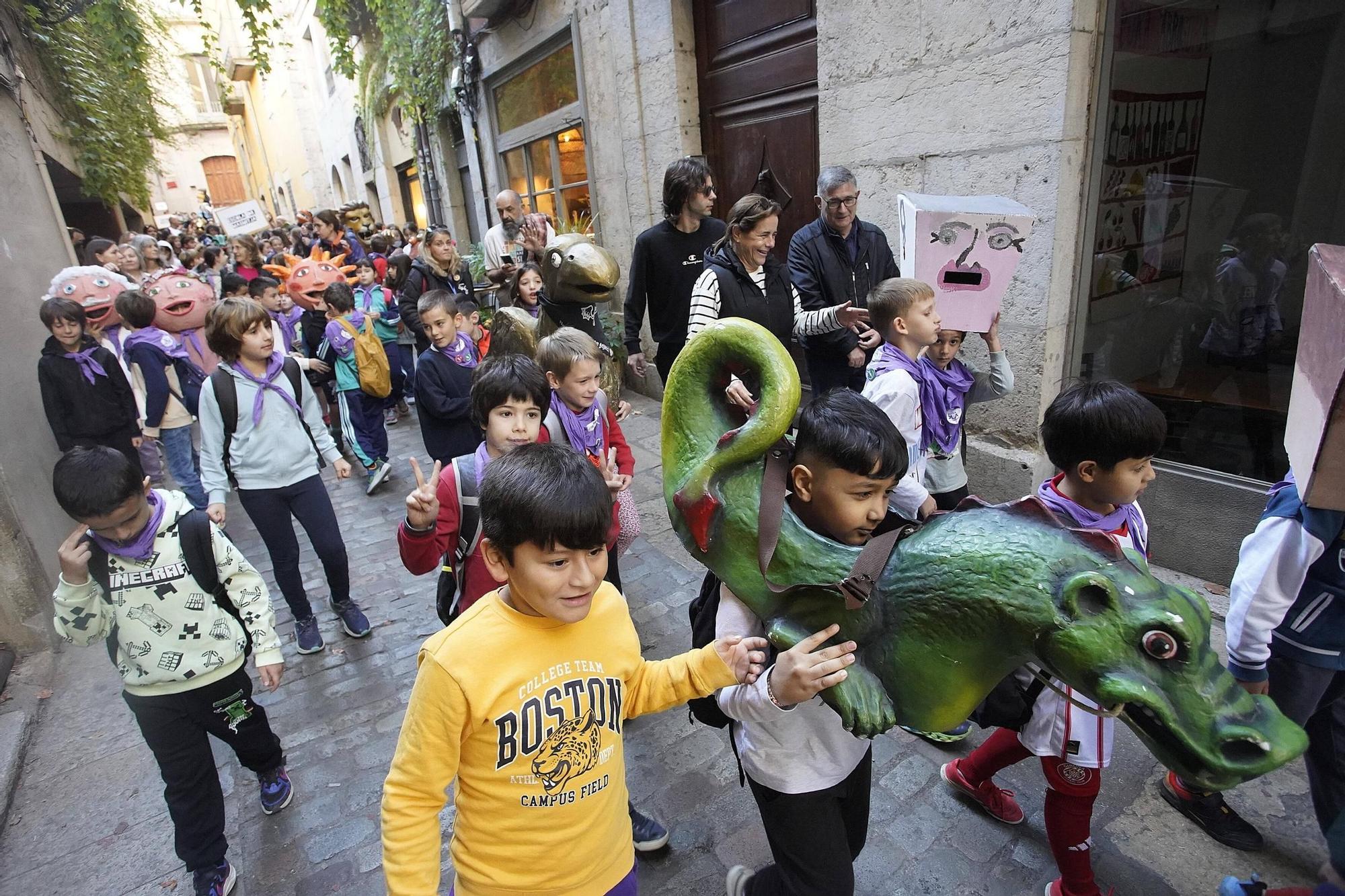 Les fotos de la cercavila d'escoles amb la Girona Marxing Band i els Gegantons de Girona