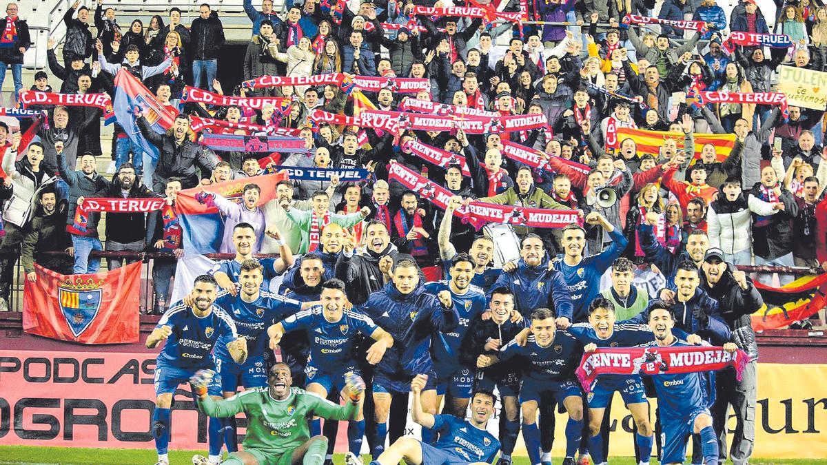 Los jugadores de Teruel celebran con su afición el triunfo ante la UD Logroñés.