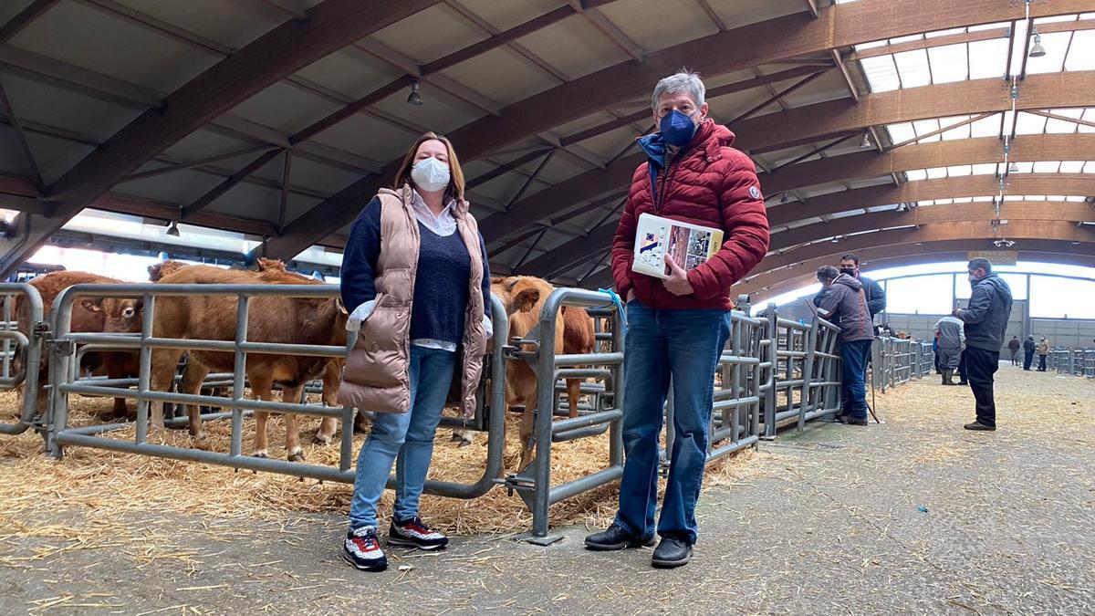 La edil de mercados, Ana Rosa Nosti, y el director del mercado José Luis Díaz.