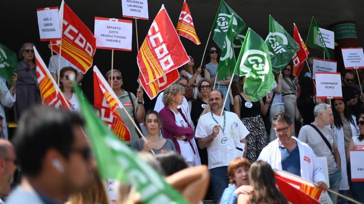 Concentración de CCOO y CSIF a las puertas del hospital Clínico de Zaragoza, este lunes.