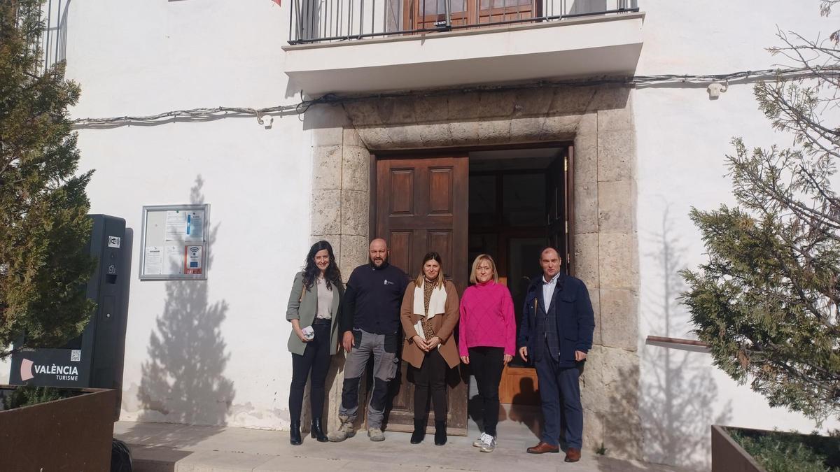 Responsables de Facsa y el Ayuntamiento de Andilla tras la instalación de 500 contadores inteligentes.