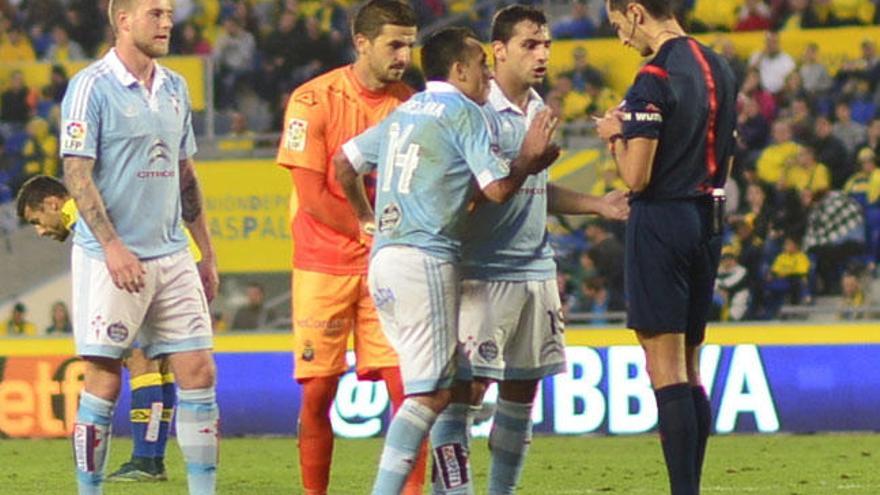 Orellana protesta tras recibir la roja frente a las Palmas // LOF