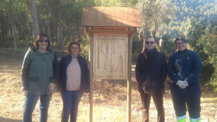 La alcaldesa y la edil de Turismo visitando la zona.