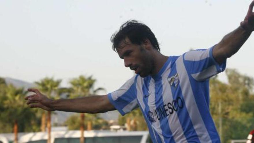 Van Nistelrooy sigue siendo un «cazagoles» y ayer anotó otro tanto frente al modesto Al Rayyan, que celebró haciendo el «avioncito».