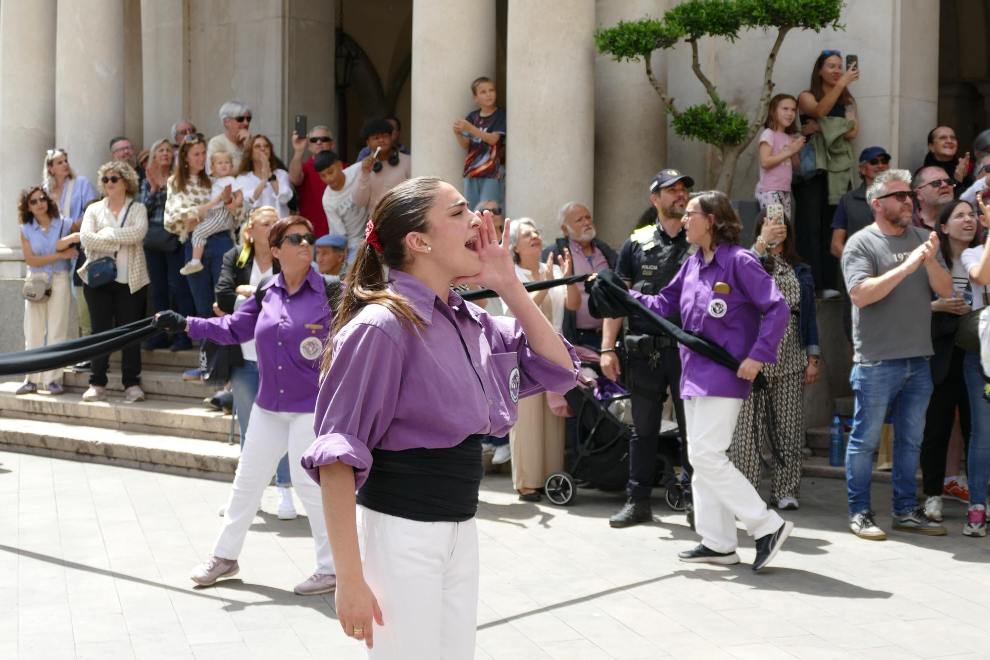 El tradicional pilar caminant de la Colla Castellera de Figueres congrega centenars de persones
