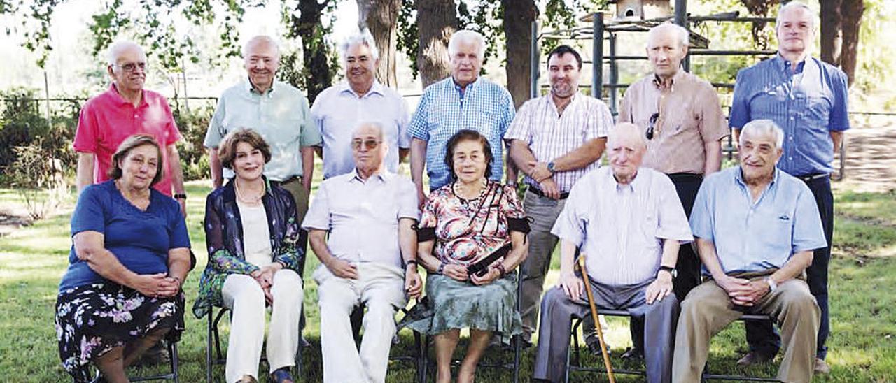 Arriba, descendientes de Chaguzoso, todos panaderos, reunidos el pasado enero en el Círculo Español.