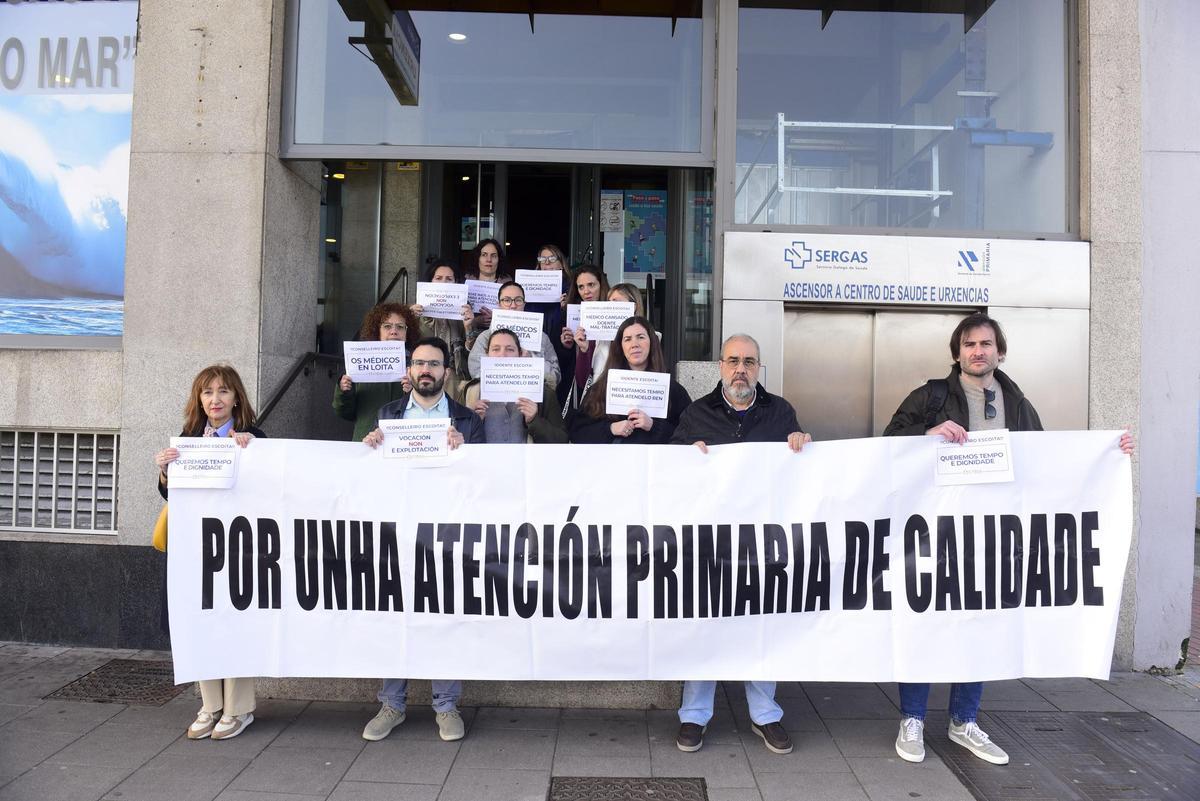 Concentración de médicos, este miércoles, frente al centro de salud Casa do Mar, en A Coruña.