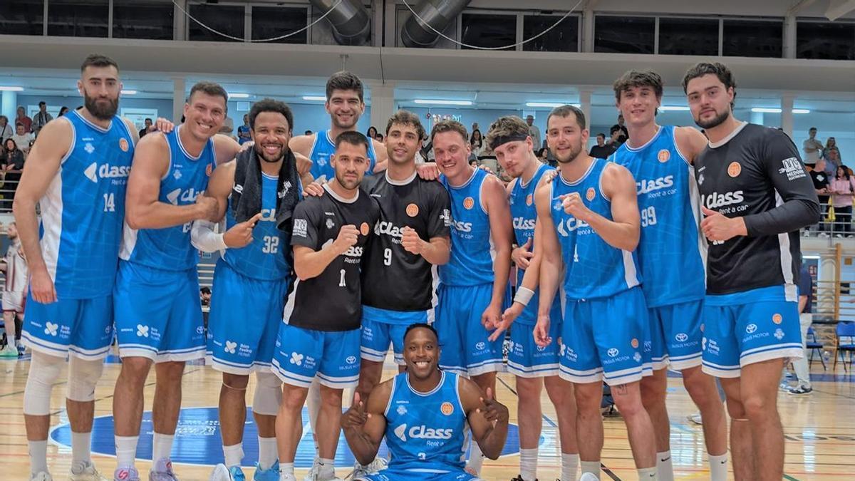 La plantilla del Sant Antoni Ibiza festeja una victoria.