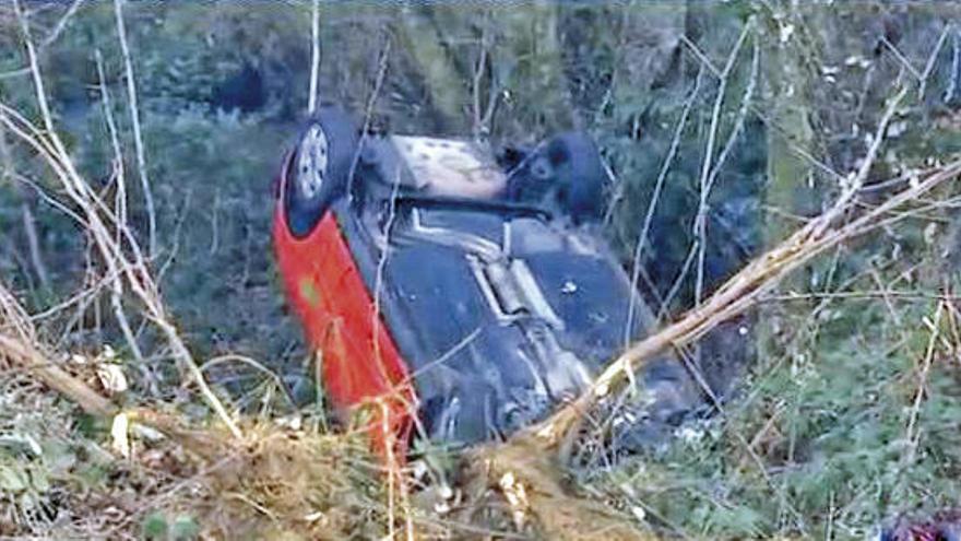 El vehículo que volcó tras caer por un terraplén de más de 25 metros en Ponteareas.  // TVG