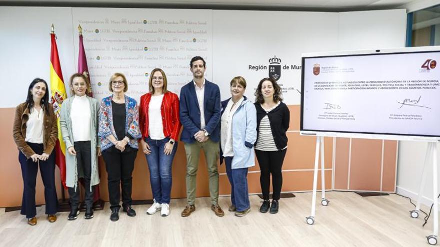 El protocolo se firmó ayer en la sede de Política Social. | CARM