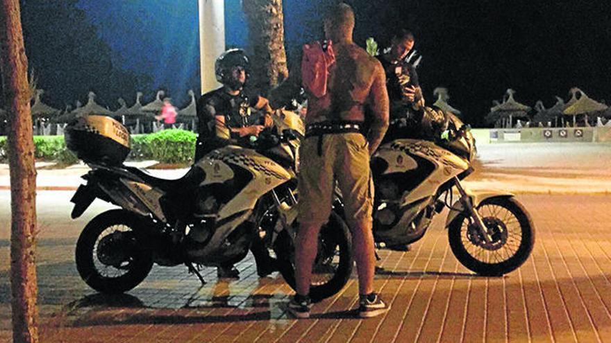Motoristas de la Policía Local identifican el domingo a uno de los jóvenes neonazis en la Playa de Palma.