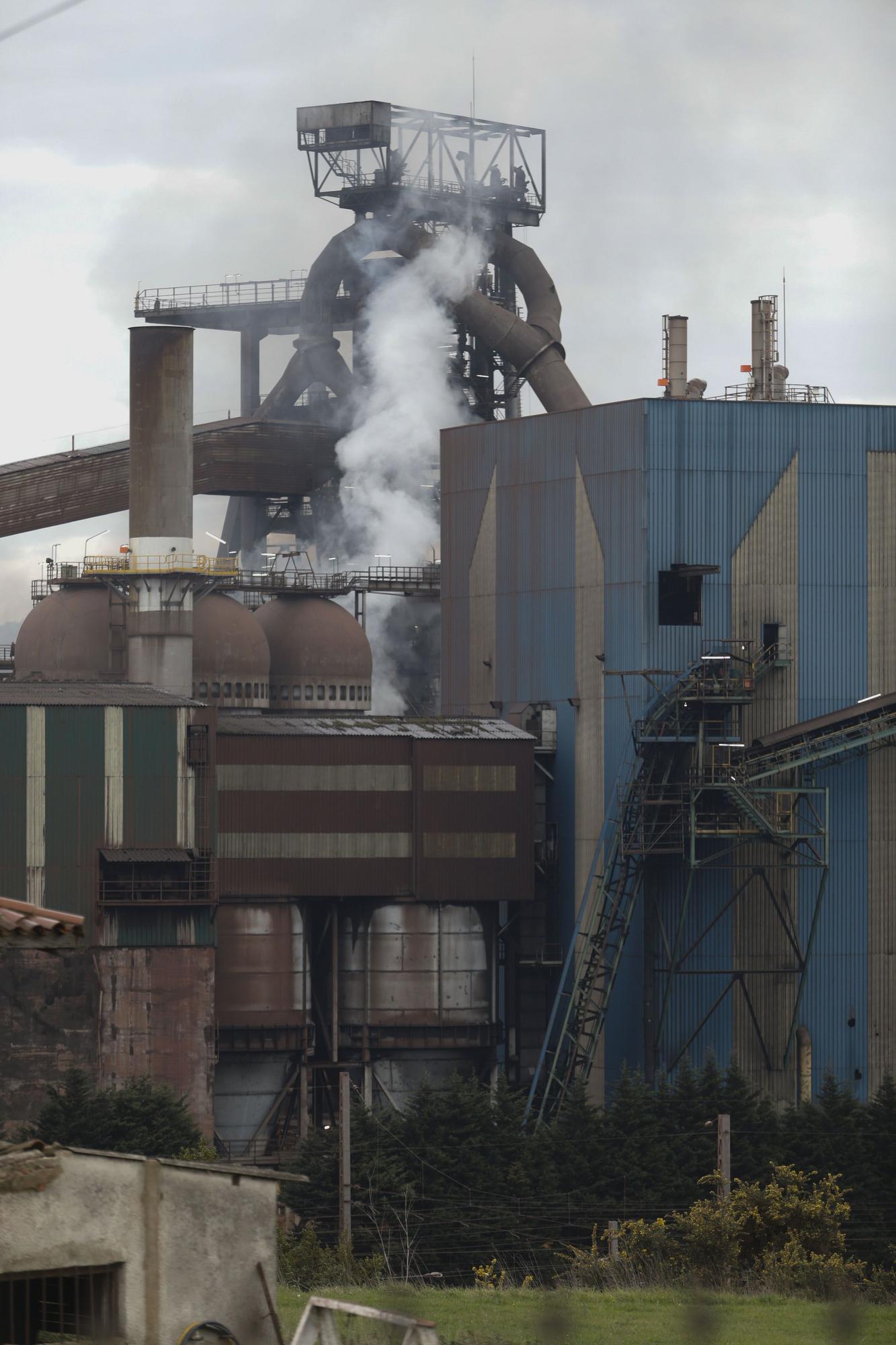 EN IMÁGENES: Un incendio obliga a evacuar el horno alto A de Arcelor en Gijón