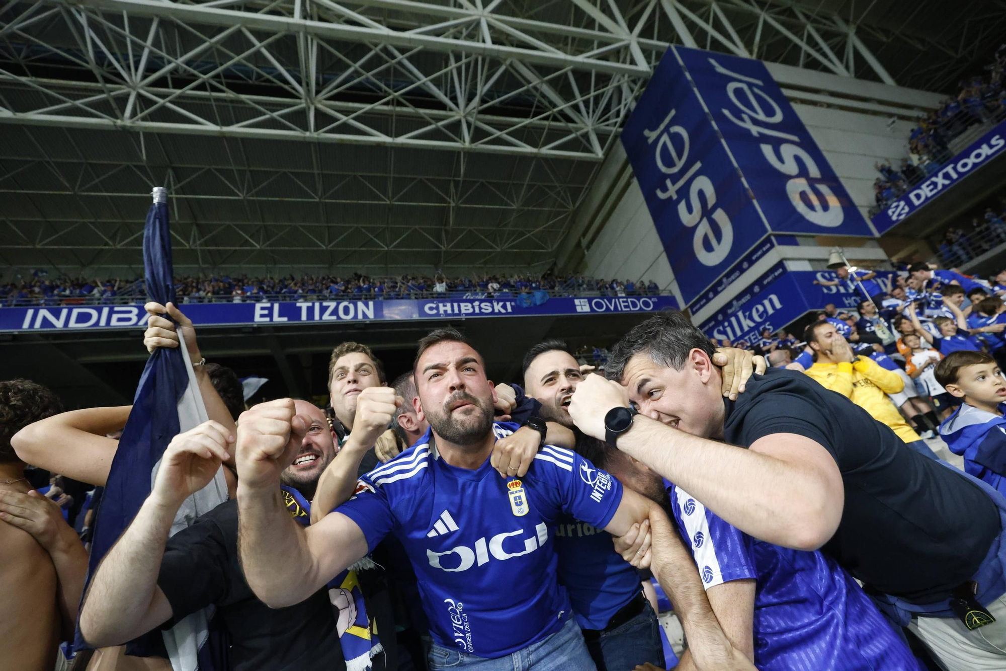 EN IMÁGENES: Así se vivió en el Carlos Tartiere la noche del ascenso del Oviedo a Primera División 24 años después