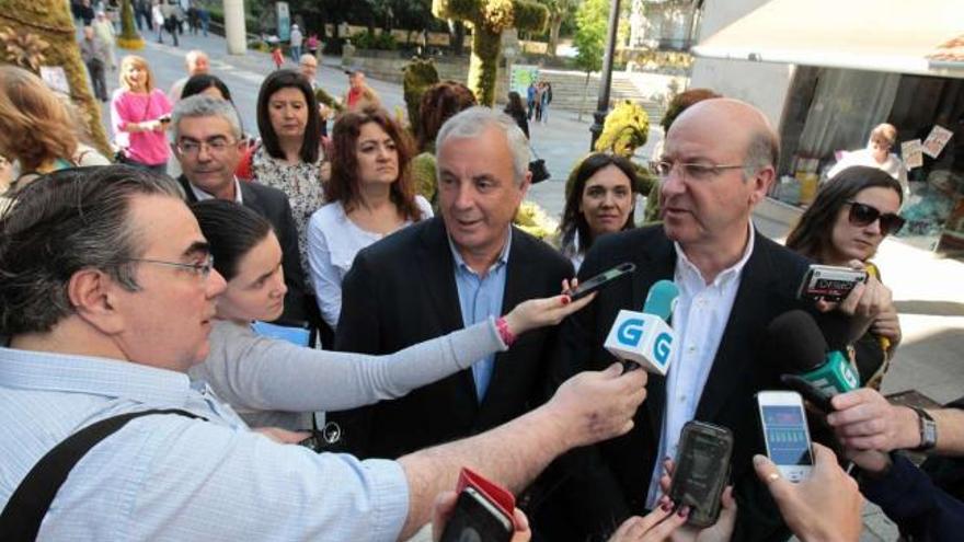 Comparecencia de Agustín Fernández con Manuel Vázquez, ayer, con la celebración de la fiesta de Os Maios de fondo.  // Jesús Regal