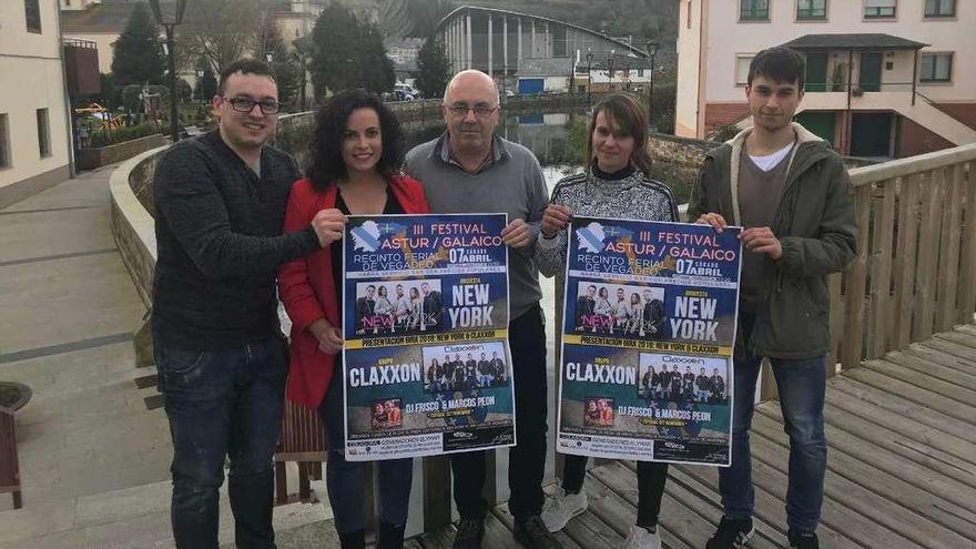 Miguel García, Virginia Quintana, Manolo Fernández, Alicia Martínez y Miguel Méndez, impulsores de la cita, con el cartel anunciador.