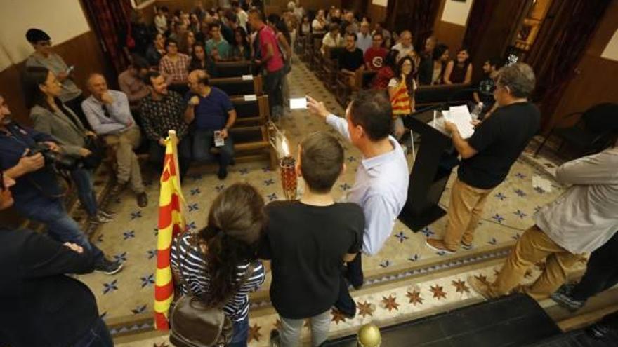 Un instante del acto en el Ayuntamiento, con «la flama» del Correllengua.